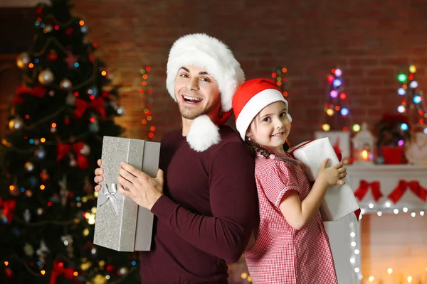 Hermano y hermana pequeña en el sombrero de Santa — Foto de Stock