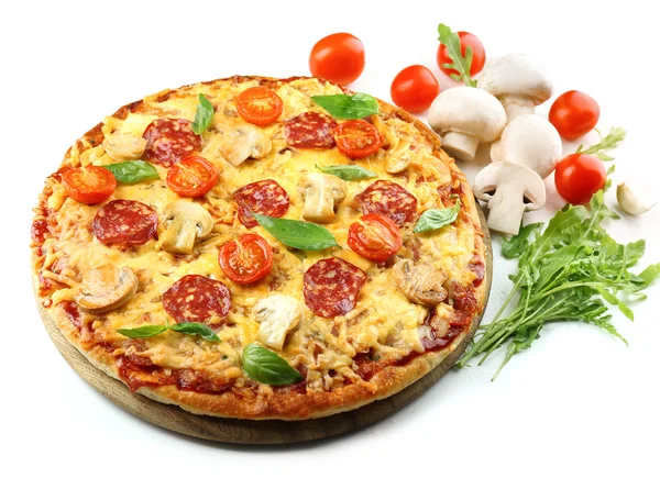 Beyaz izole lezzetli lezzetli pizza — Stok fotoğraf