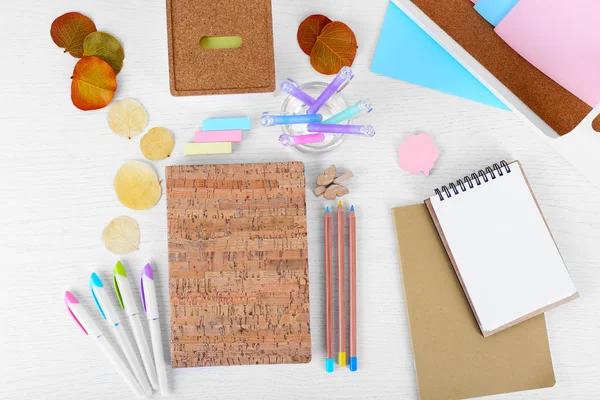 Kolorowe długopisy, kredki, naklejki — Zdjęcie stockowe