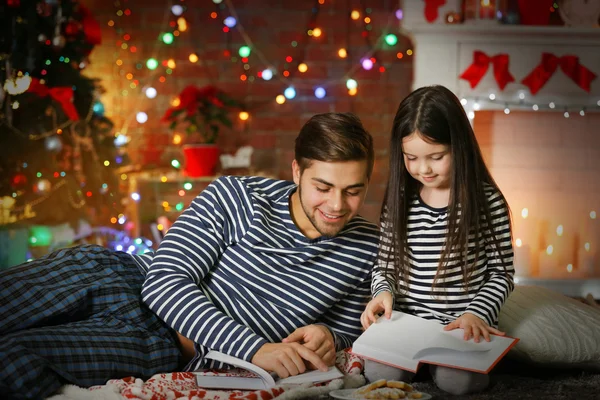Oudere broer met zuster met Kerstmis — Stockfoto