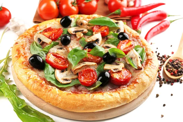 在明亮的背景上的蔬菜可口美味的比萨 — 图库照片