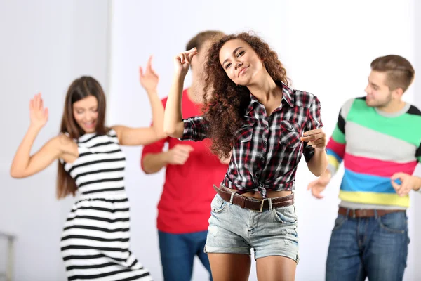 Adolescente Chica Bailando Con Sus Amigos —  Fotos de Stock