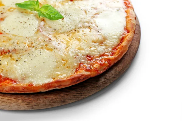 Pizza piena di formaggio su tavola di legno isolata su fondo bianco, primo piano — Foto Stock