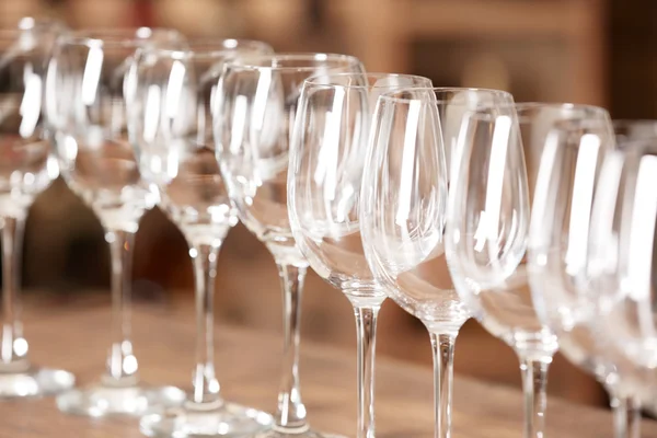 Set di bicchieri da vino vuoti su tavolo in legno — Foto Stock
