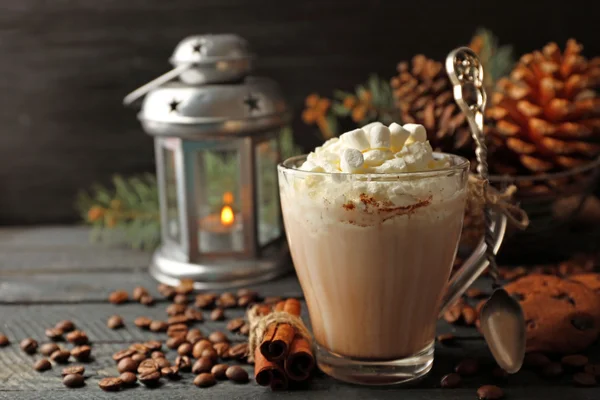 Copa de cacao caliente con malvavisco, galletas y linterna sobre mesa negra —  Fotos de Stock