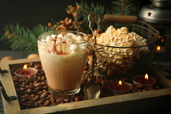 Kopje warme cacao met marshmallow en cookies op koffie bonen — Stockfoto