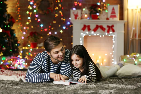 Fratello con sorellina lettura libro — Foto Stock