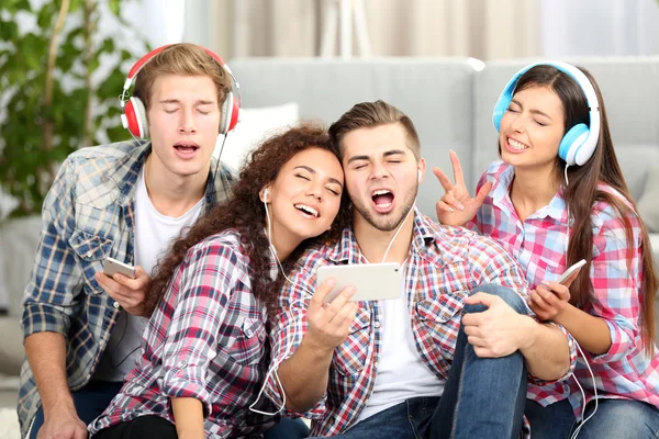 Dois casais adolescentes ouvindo música — Fotografia de Stock