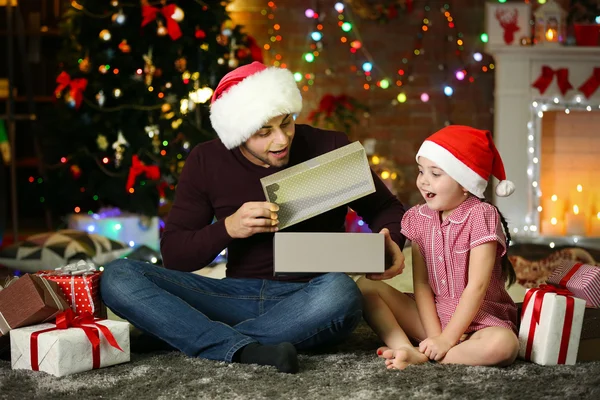 Hermano y hermana pequeña en el sombrero de Santa — Foto de Stock