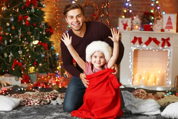 Divertente sorellina a Babbo Natale — Foto Stock