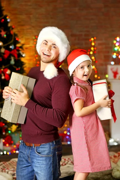 Irmão e irmã mais nova em chapéu de Santa — Fotografia de Stock