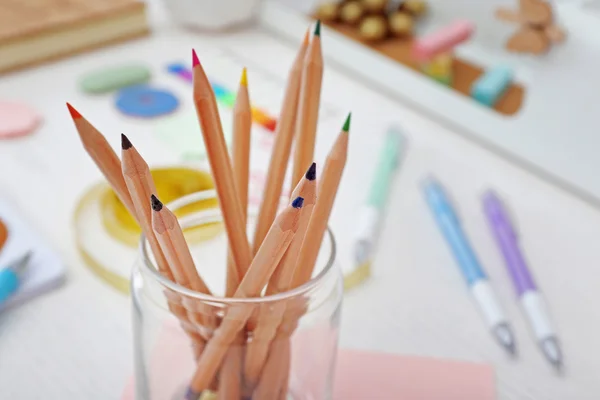 Ensemble de crayons de couleur dans un bocal en verre — Photo