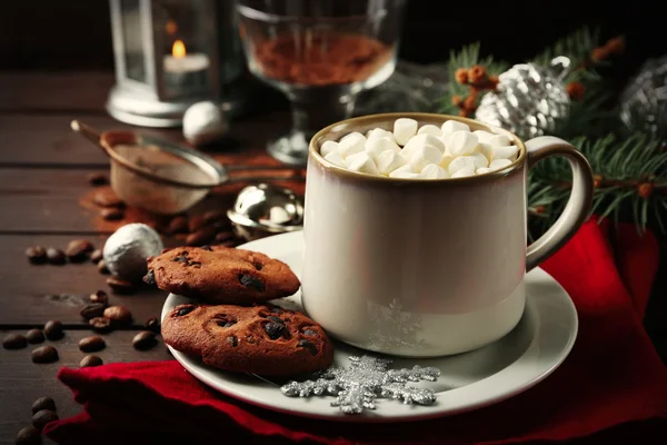 Tazza di cioccolata calda con marshmallow, ramo di abete su sfondo di legno — Foto Stock