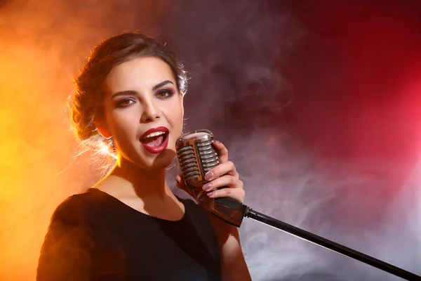 Hermosa mujer cantando — Foto de Stock