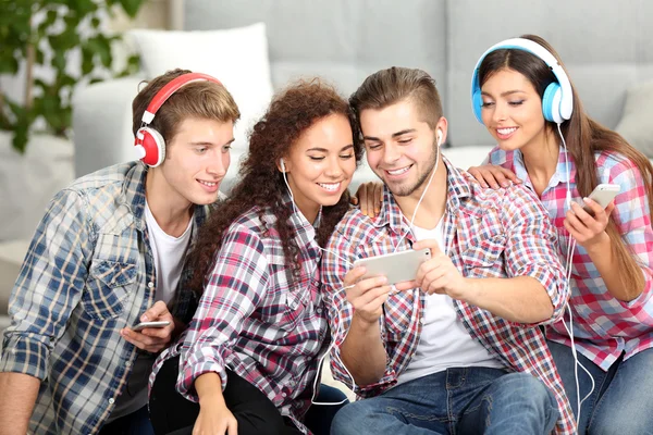 Twee tiener paren luisteren naar muziek — Stockfoto