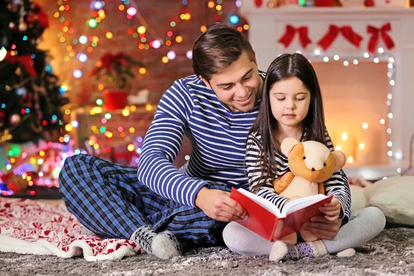 Hermano con hermana leyendo cuento de hadas —  Fotos de Stock