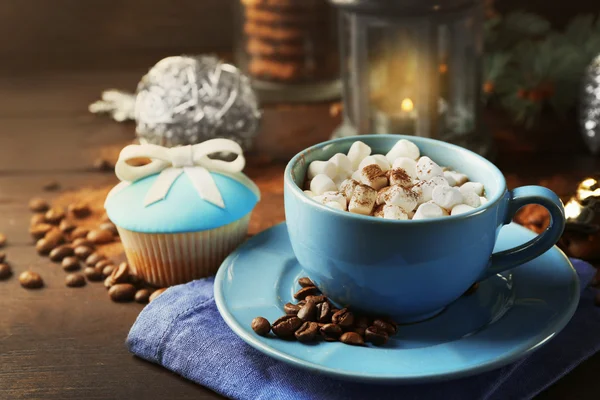 Tasse de chocolat chaud avec guimauves, branche de sapin sur fond en bois — Photo