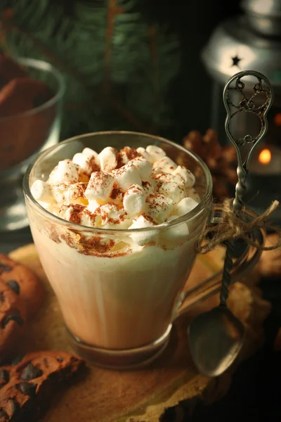 Copa de cacao caliente con malvavisco y galletas en mesa negra —  Fotos de Stock