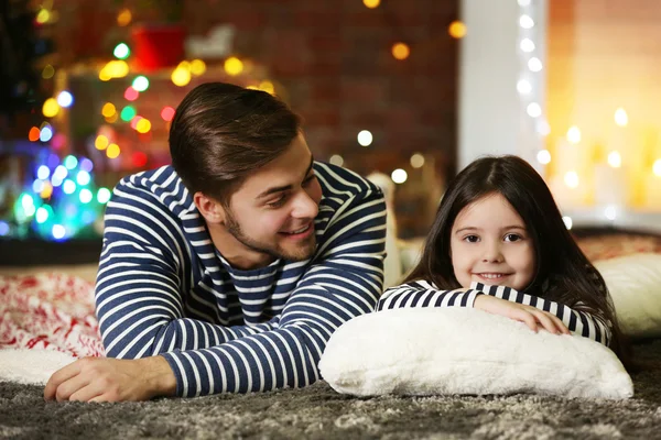 Fratello con sorellina sdraiata su un tappeto — Foto Stock