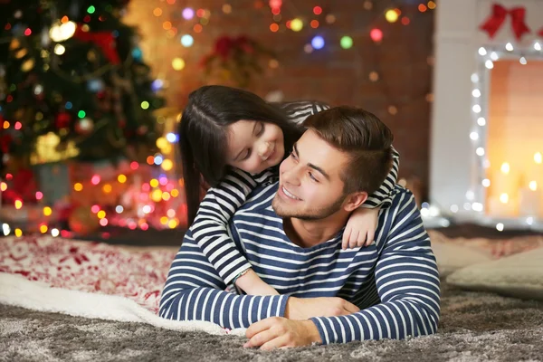 Broer met zusje omarmen — Stockfoto