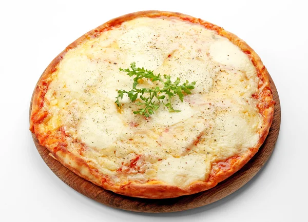 Pizza voller Käse auf Holzbrett isoliert auf weißem Hintergrund — Stockfoto