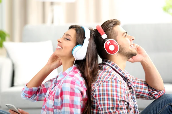 Couple adolescent écoutant de la musique — Photo