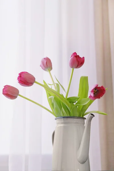 Tulpen in der Gießkanne — Stockfoto