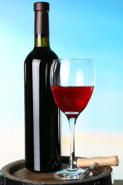 Vino sobre fondo natural borroso — Foto de Stock