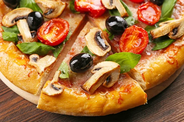 Sliced delicious tasty pizza, closeup — Stock Photo, Image