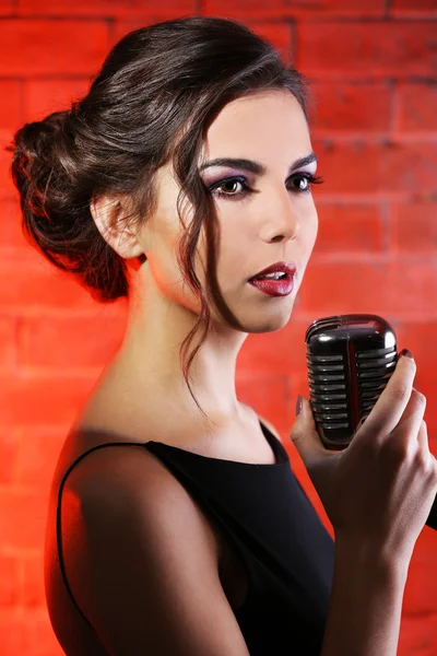 Young singing woman — Stock Photo, Image