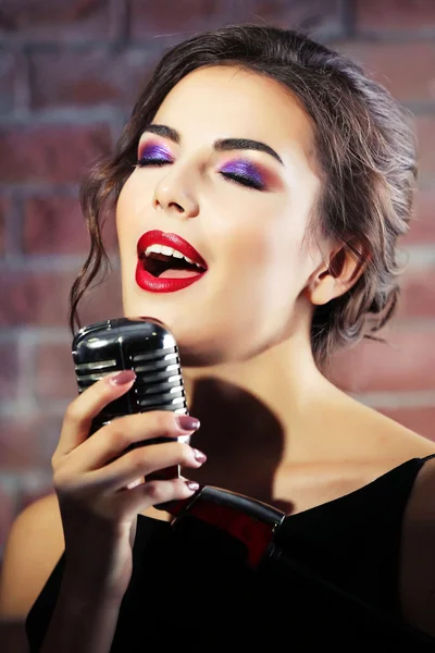 Young singing woman — Stock Photo, Image