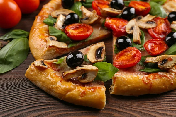 Sliced delicious tasty pizza, closeup — Stock Photo, Image