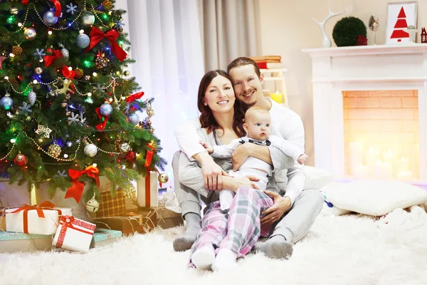 Genitori con bambino vicino all'albero di Natale — Foto Stock