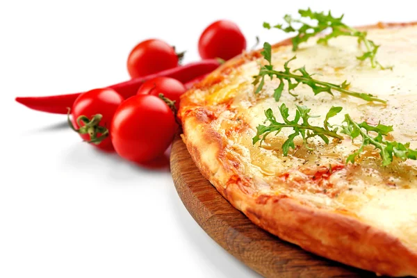 Pizza llena de queso sobre tabla de madera con verduras aisladas sobre fondo blanco, de cerca — Foto de Stock