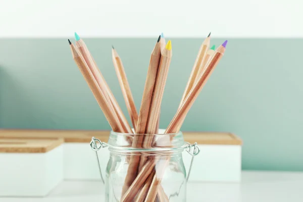Lápis coloridos em uma panela de vidro — Fotografia de Stock
