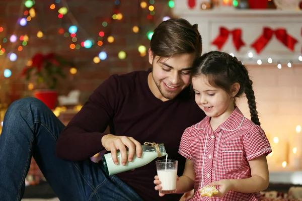 Broer en zusje in KERSTMUTS — Stockfoto