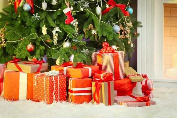 Regalos bajo el árbol de Navidad — Foto de Stock