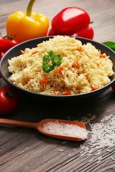 Plato de arroz vegetariano en primer plano de mesa de madera — Foto de Stock