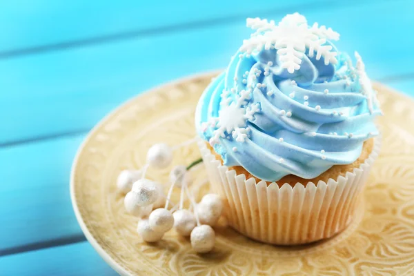 Cupcake on plate on wooden background — Stock Photo, Image