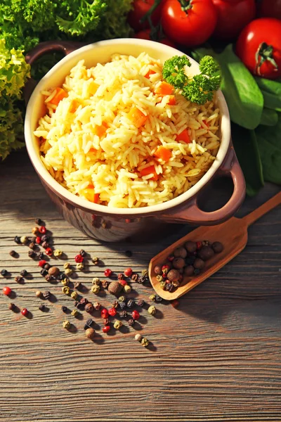 Pan vegetariánská rýže s kořením na dřevěný stůl closeup — Stock fotografie