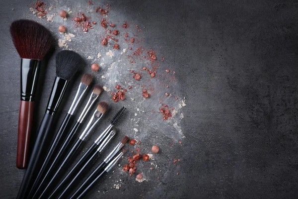 Make-up penselen en geplette rouges — Stockfoto