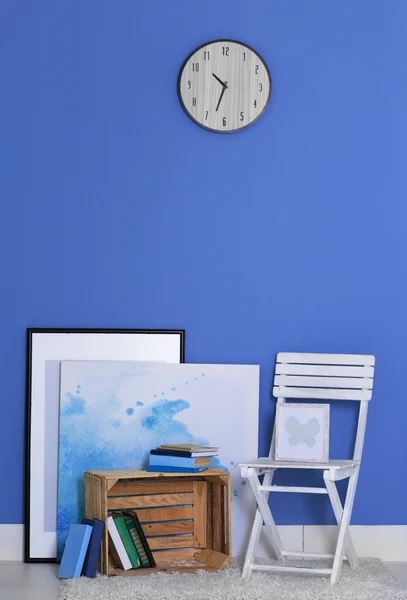 Silla y librería con fotos y reloj —  Fotos de Stock