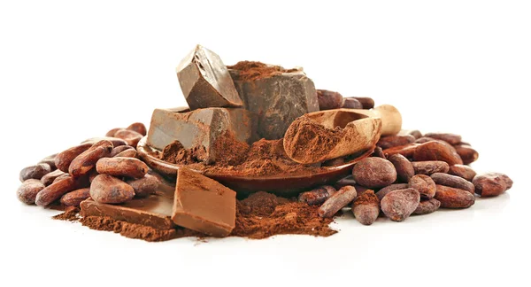 Kupie ziaren kakao i czekolady na białym tle — Zdjęcie stockowe