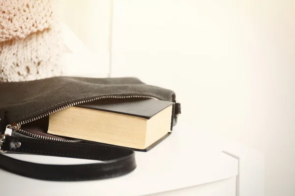 Kitap ile moda kadın çanta — Stok fotoğraf