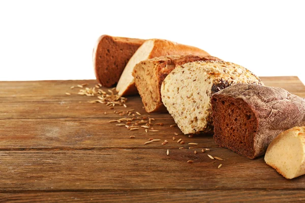 Вырезать свежий хлеб на деревянной доске, изолированные на белом — стоковое фото