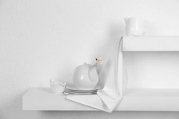 Bílé nádobí s ubrouskem — Stock fotografie