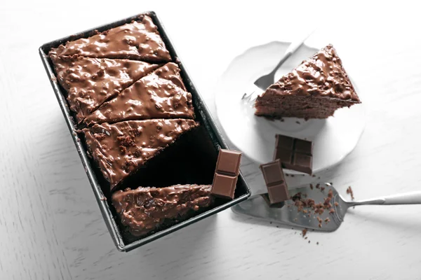Zavřete lahodný čokoládový dort s krémem matice na bílém stole, — Stock fotografie