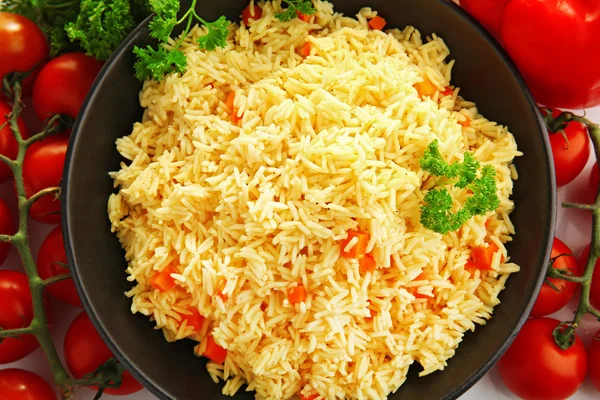 Maträtt på ris med grönsaker närbild — Stockfoto