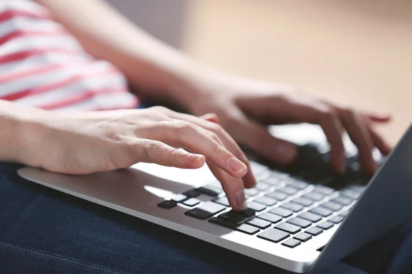 Vrouw die met een laptop werkt — Stockfoto