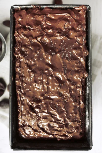 Heerlijke chocolade taart met moer crème in pan op witte houten tafel, close-up — Stockfoto